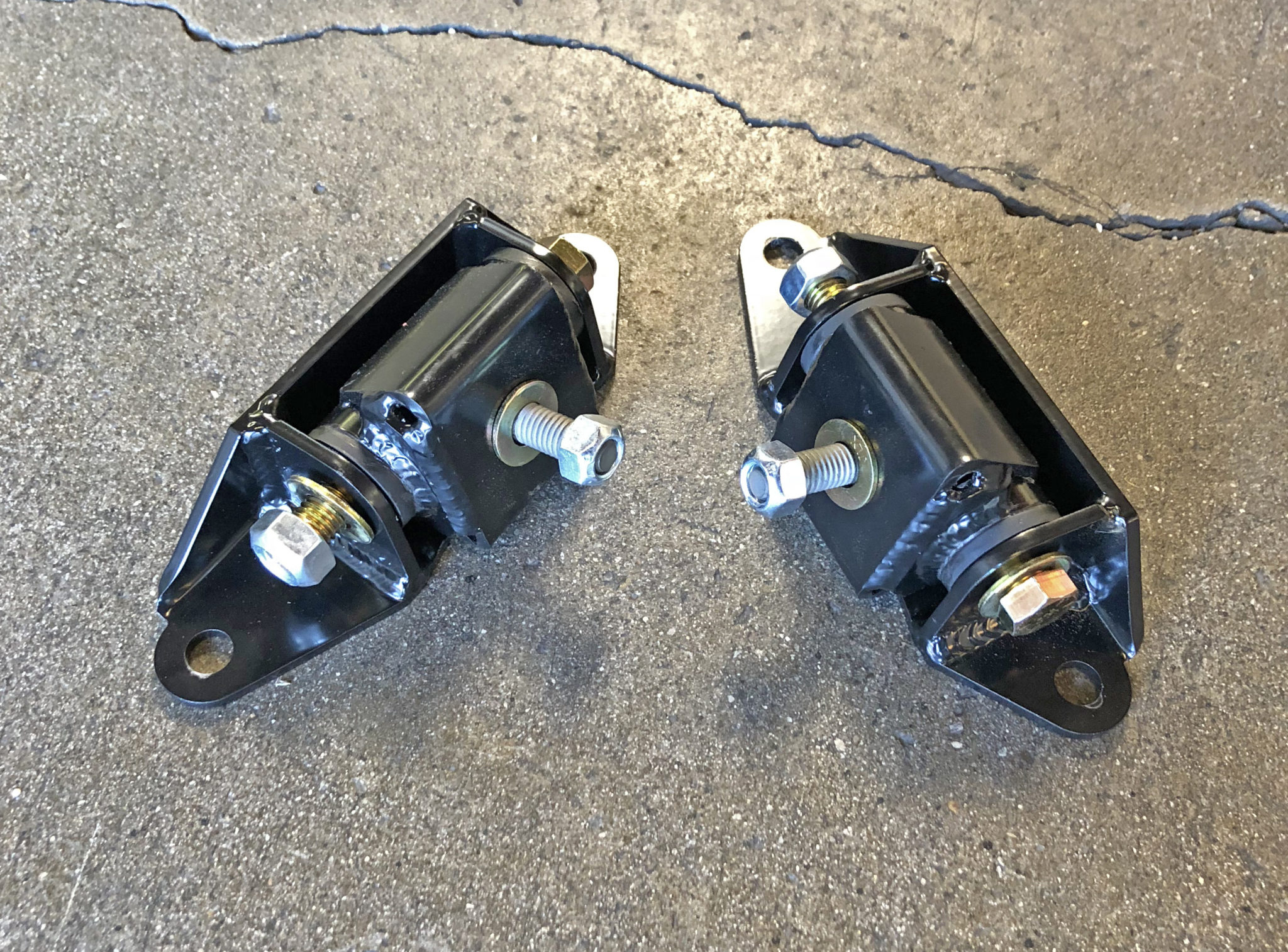 Motor Mounts Ford 302 and 351w - Solo Motorsports